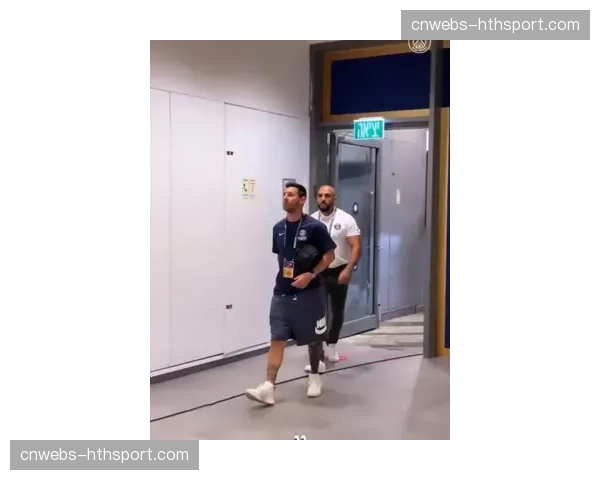 巴黎圣日耳曼球员抵达赛场，赛前直播捕捉球队动态