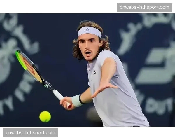 西西帕斯专访中透露，正与团队研发针对红土比赛的新技战术