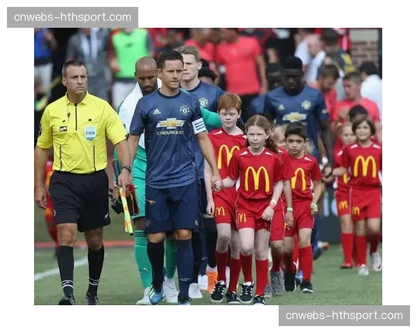 毕尔巴鄂竞技训练课重点演练前场任意球配合，威廉姆斯担任假跑诱饵。