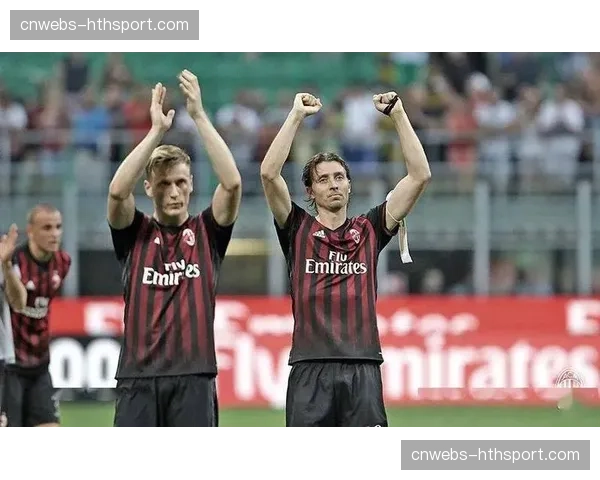 场边：蒙特拉与因扎吉赛前握手，两位少帅交换战术心得