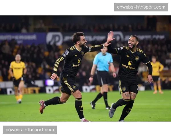 特写：点球被扑，狼队前锋库尼亚跪地抱头久久不起