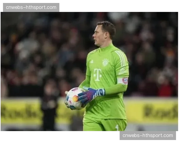 特写:沙尔克传奇球员诺伊尔现身训练场鼓舞保级队友